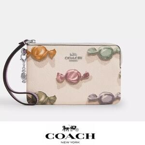 ❤️Coach Corner Zip Wristlet With Candy Print And Charm